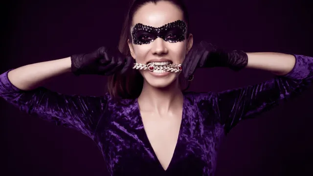 Frau im Samtkleid mit Augenmaske – das erste Mal SM-Sex